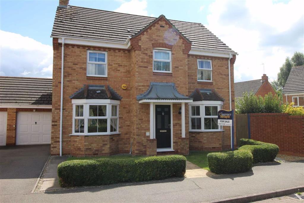 4 bedroom detached house for sale in Preston Drive, DAVENTRY, NN11