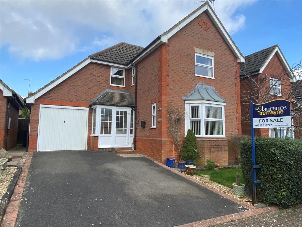 4 bedroom detached house for sale in Mercury Close, DAVENTRY
