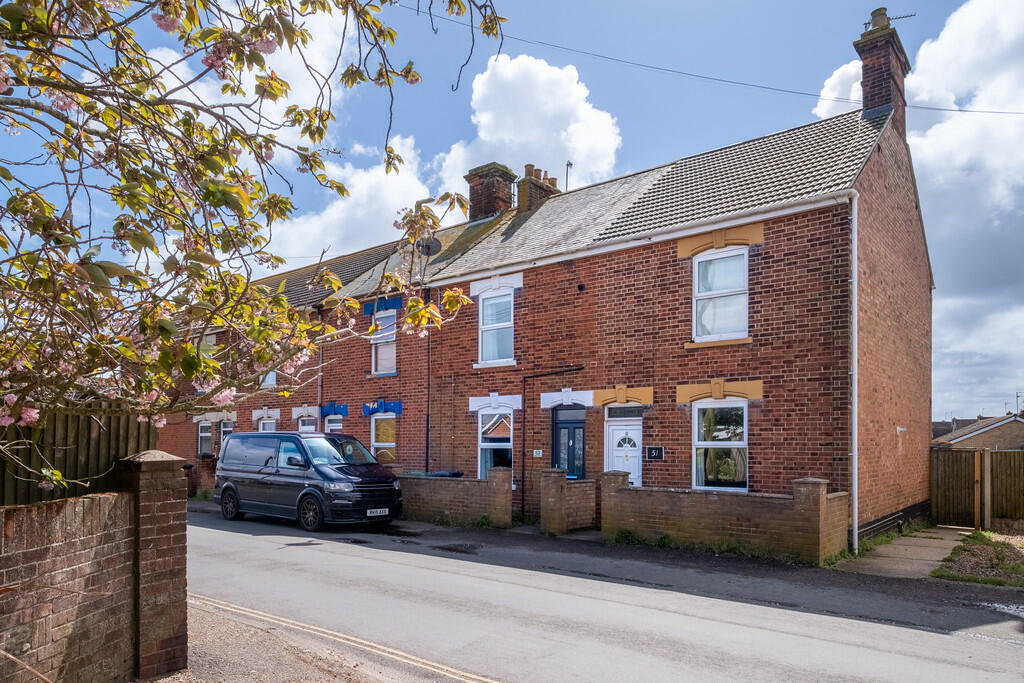 4 bedroom terraced house for sale in Beach Road, CaisterOnSea, NR30
