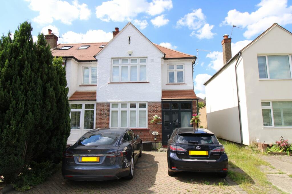 3 bedroom end of terrace house for sale in Queen Anne Avenue, Bromley, BR2