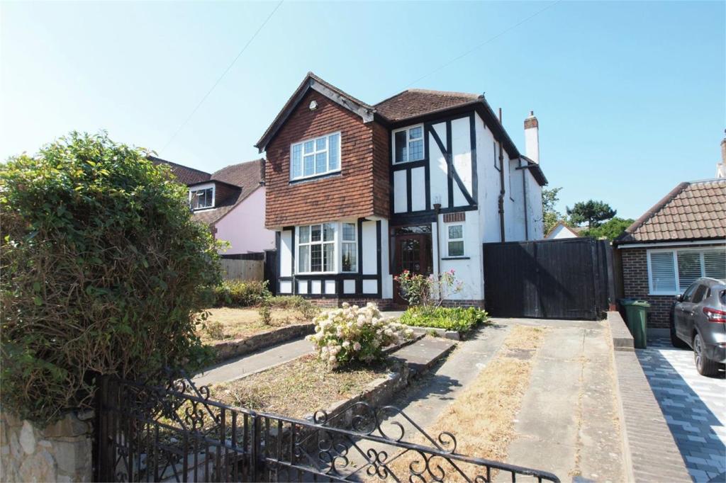 3 bedroom detached house for sale in Wickham Court Road, West Wickham