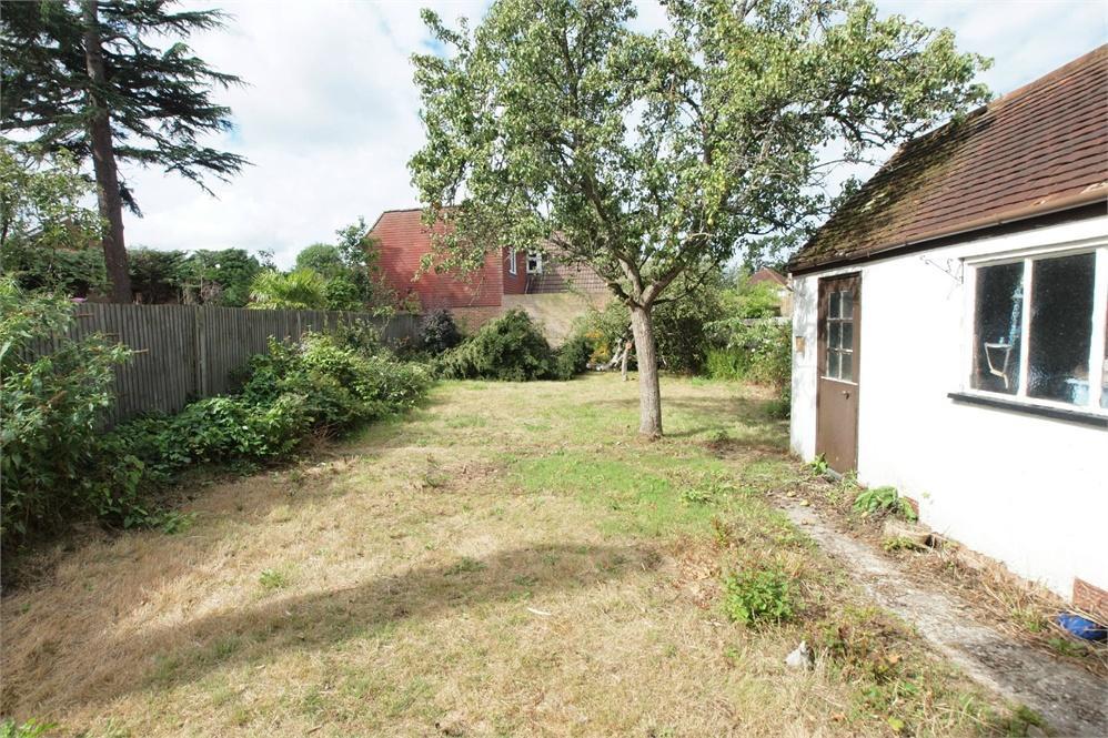 3 bedroom detached house for sale in Wickham Court Road, West Wickham