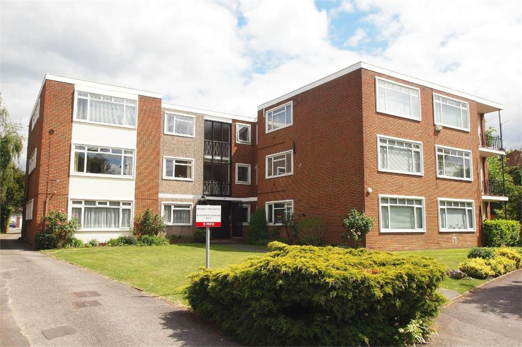 3 bedroom flat for sale in Wickham Road, Beckenham, Kent, BR3