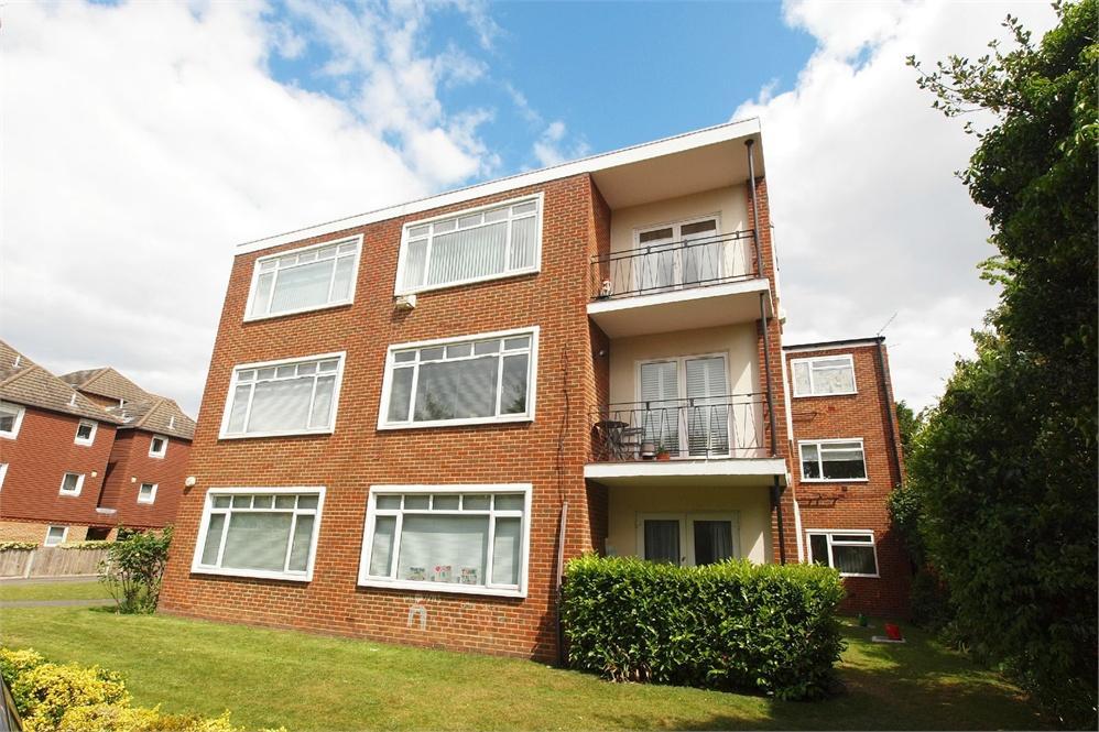 3 bedroom flat for sale in Wickham Road, Beckenham, Kent, BR3