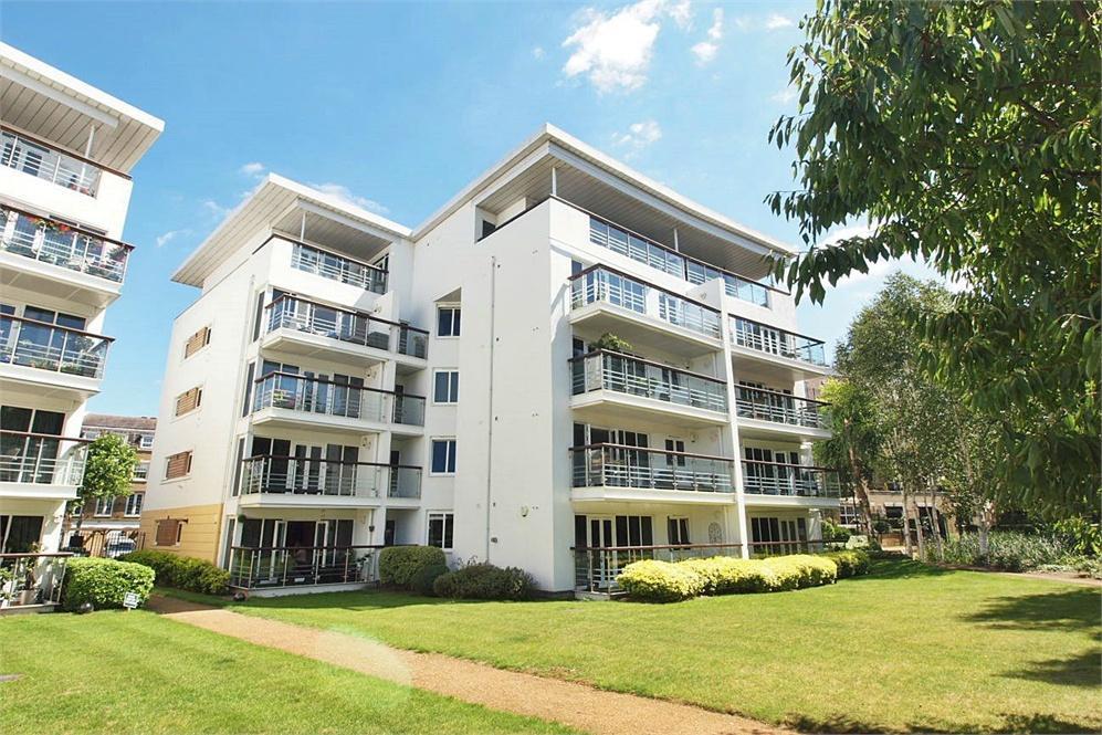 2 bedroom flat for sale in Creswell Drive, Langley Waterside, Beckenham
