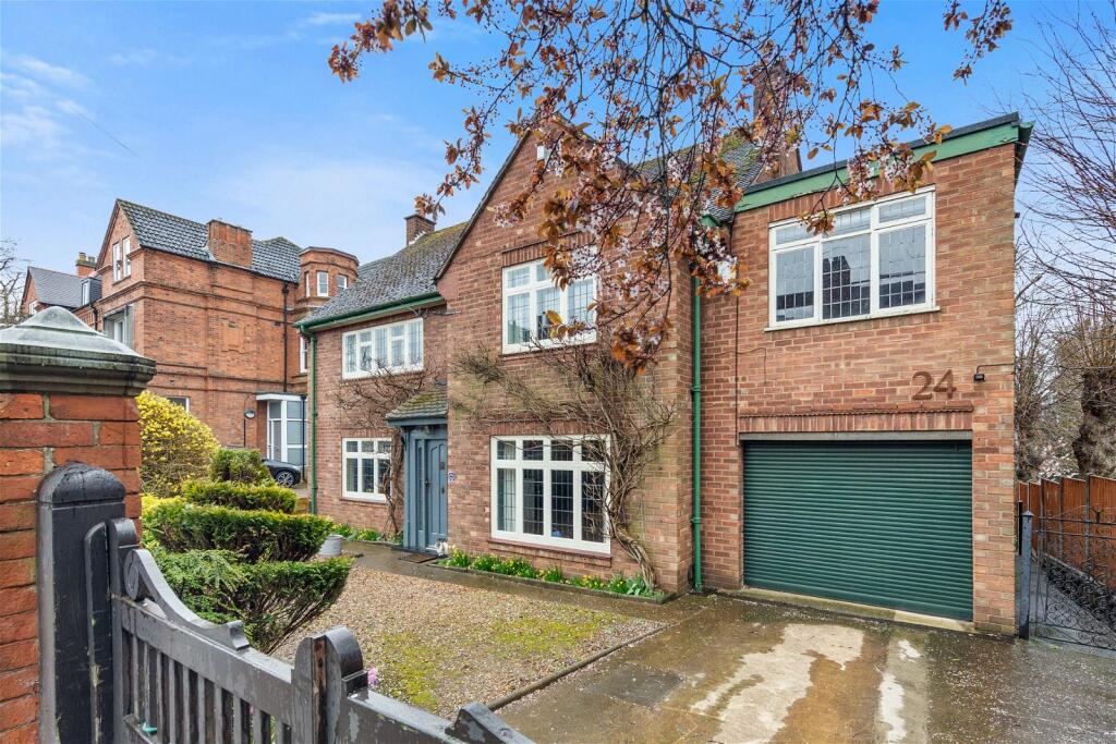 5 bedroom detached house for sale in Headlands, Kettering, NN15 7HP, NN15