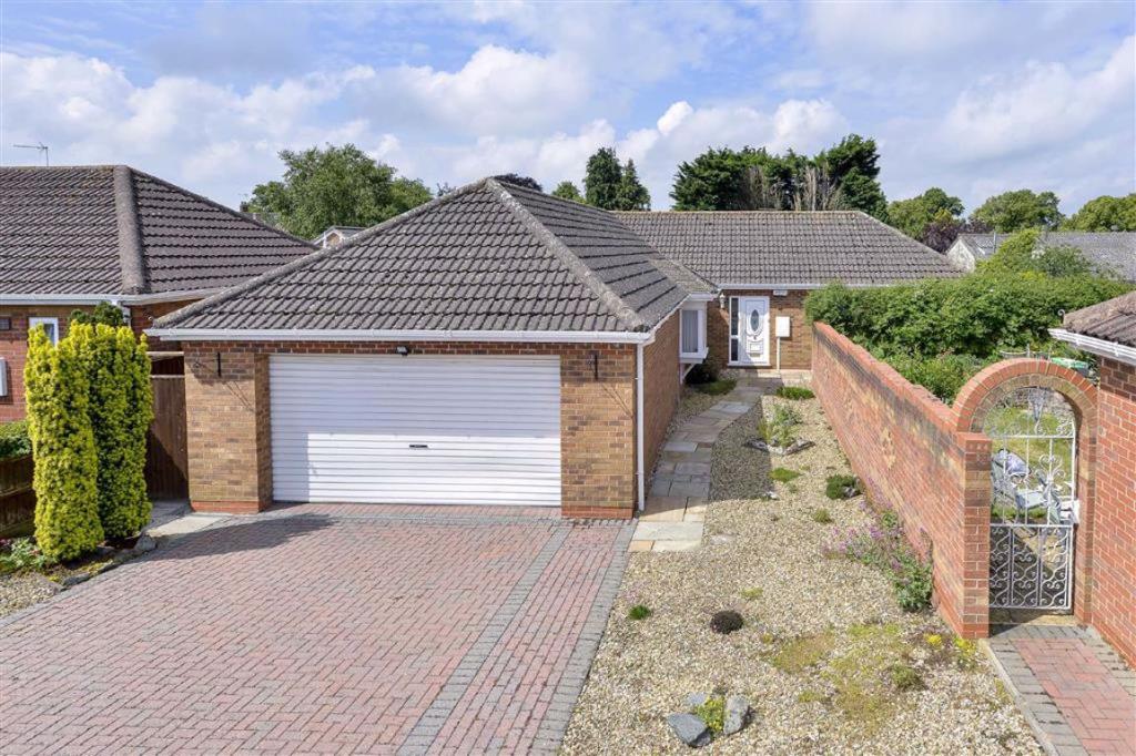 3 bedroom detached bungalow for sale in Clover Gardens, Kettering, NN16