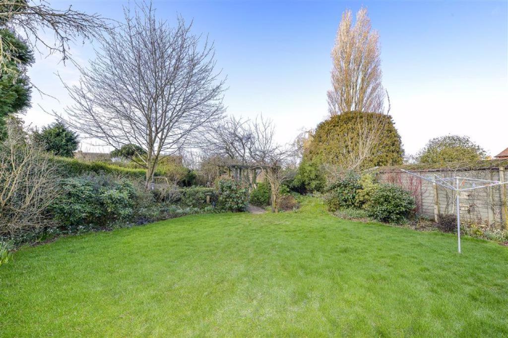 4 bedroom detached house for sale in Gipsy Lane, Kettering, NN16