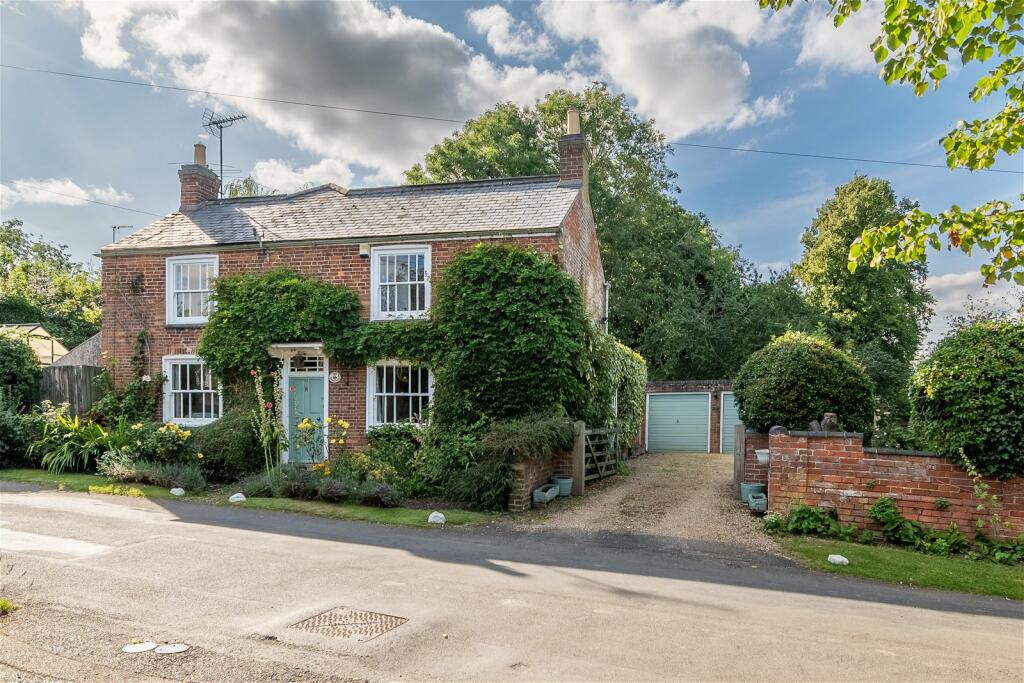 4 bedroom detached house for sale in Swingbridge Street, Foxton, LE16