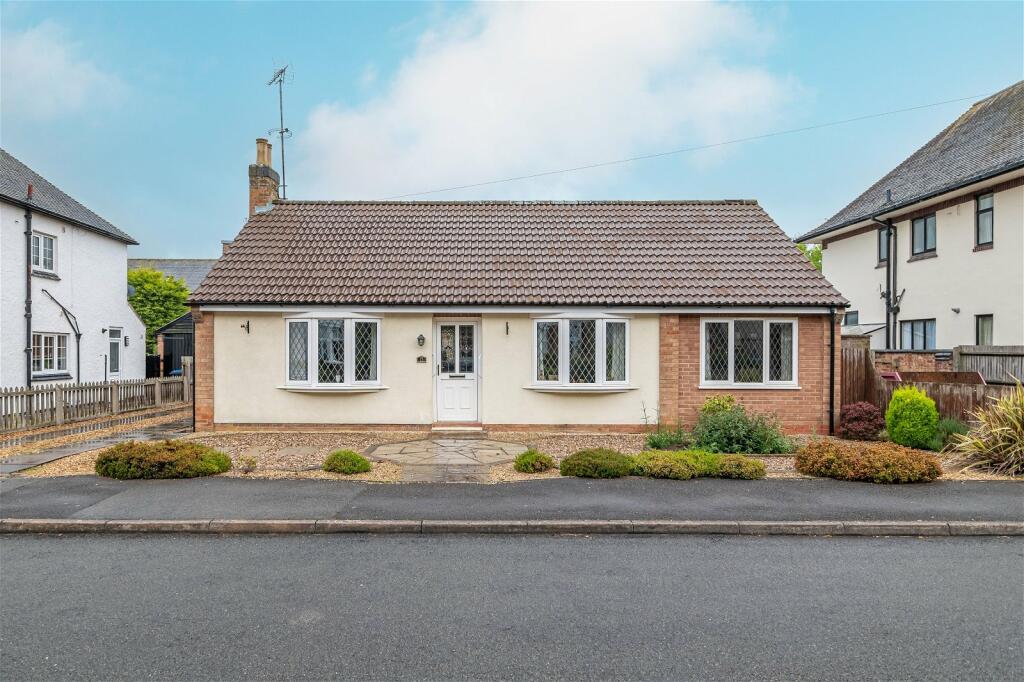 2 bedroom detached bungalow for sale in Hillcrest Avenue, Market