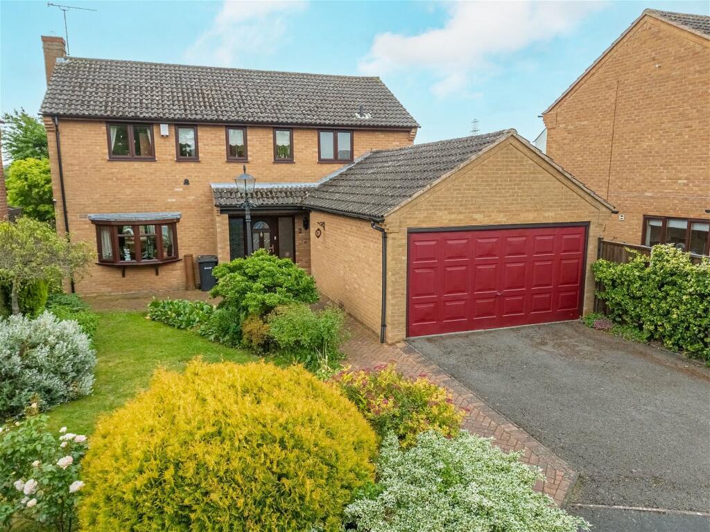 4 bedroom detached house for sale in Cedar Close, Kibworth Beauchamp, LE8