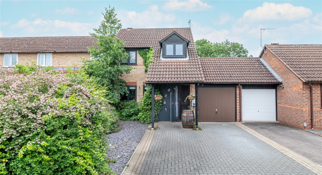 3 bedroom terraced house for sale in Ashford Lea, Desborough