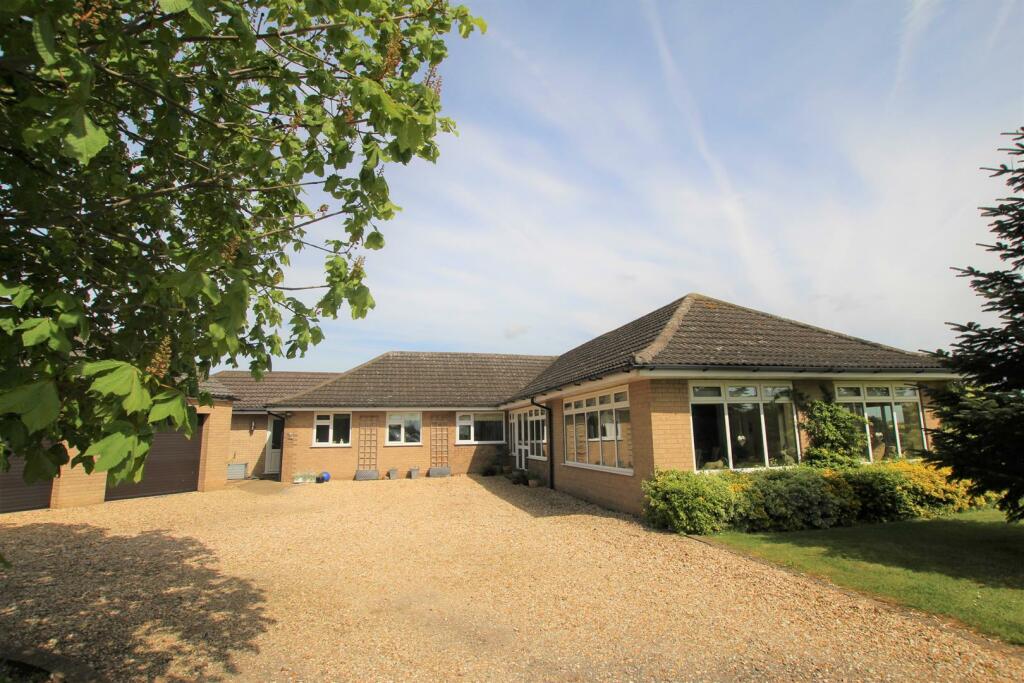 3 bedroom detached house for sale in Market Rasen Road, Welton Hill