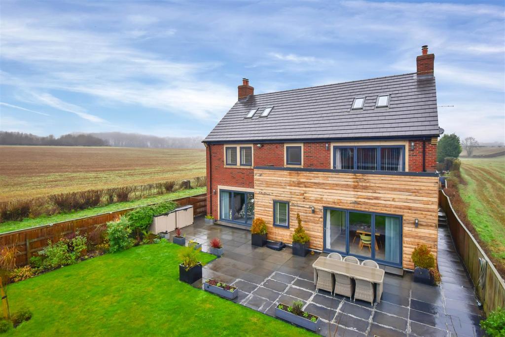 5 bedroom detached house for sale in Hardwick House, Pear ...