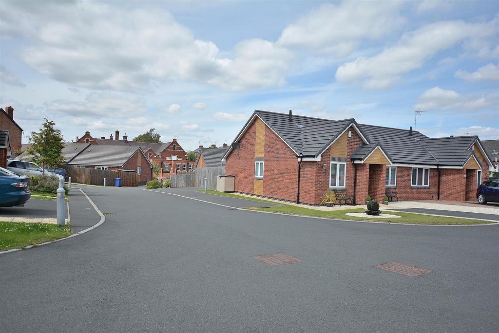 2 bedroom semidetached bungalow for sale in Grosvenor Close, Mansfield