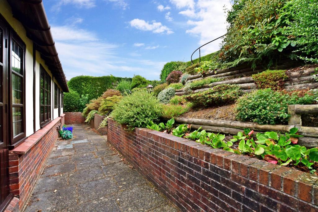 2 bedroom detached bungalow for sale in Ghyll Road, Crowborough, East