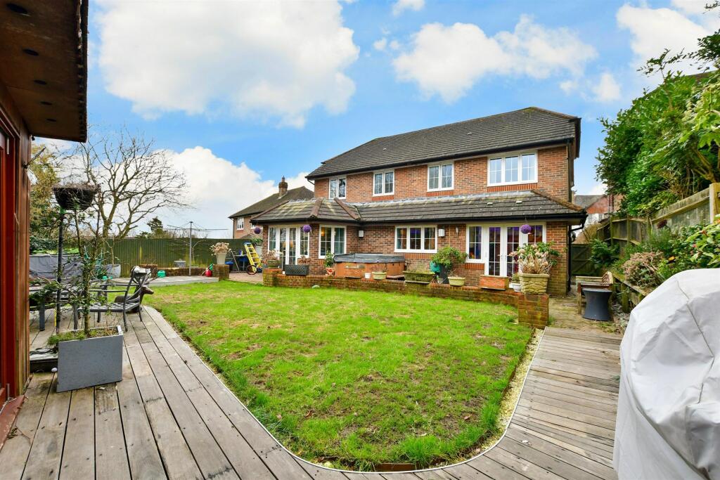 4 bedroom detached house for sale in Pollington Place, Crowborough