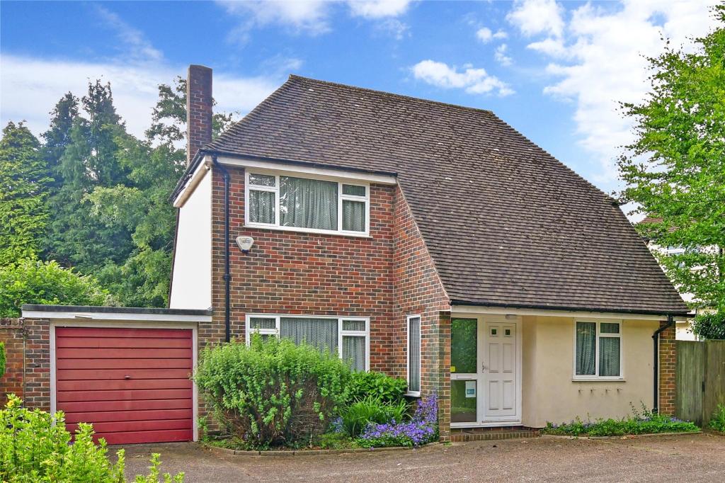 2 bedroom detached house for sale in Burntwood Lane, Caterham, Surrey, CR3
