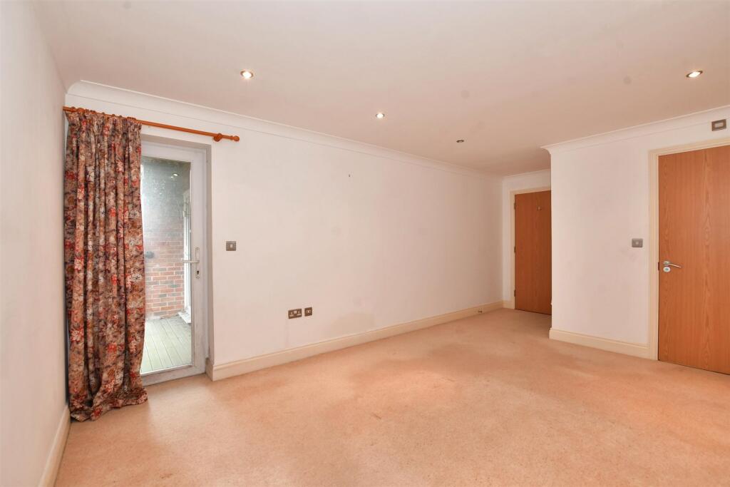 2 bedroom ground floor flat for sale in Croydon Road, Caterham, Surrey, CR3
