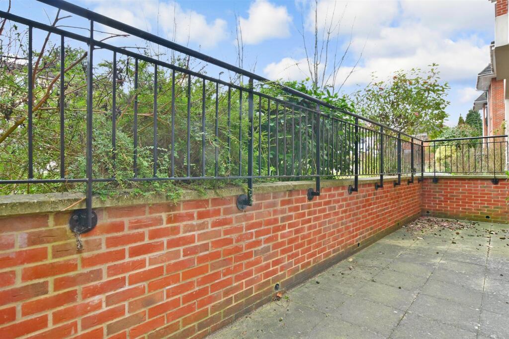 2 bedroom ground floor flat for sale in Croydon Road, Caterham, Surrey, CR3
