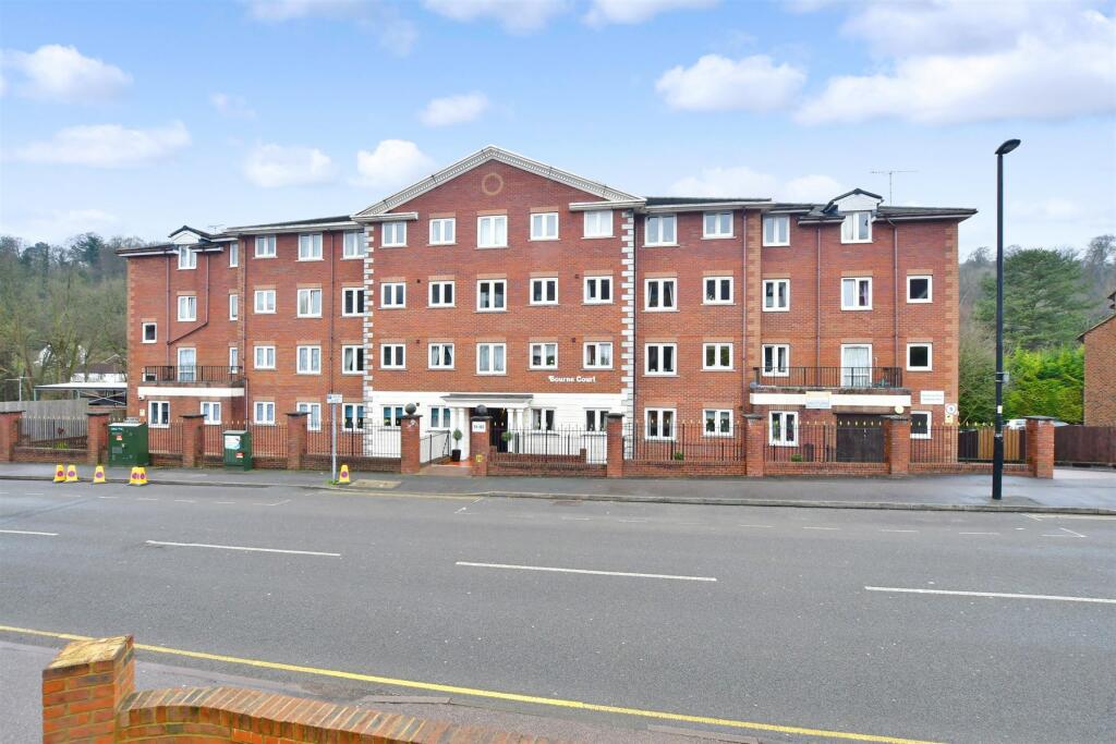 2 bedroom flat for sale in Croydon Road, Caterham, Surrey, CR3