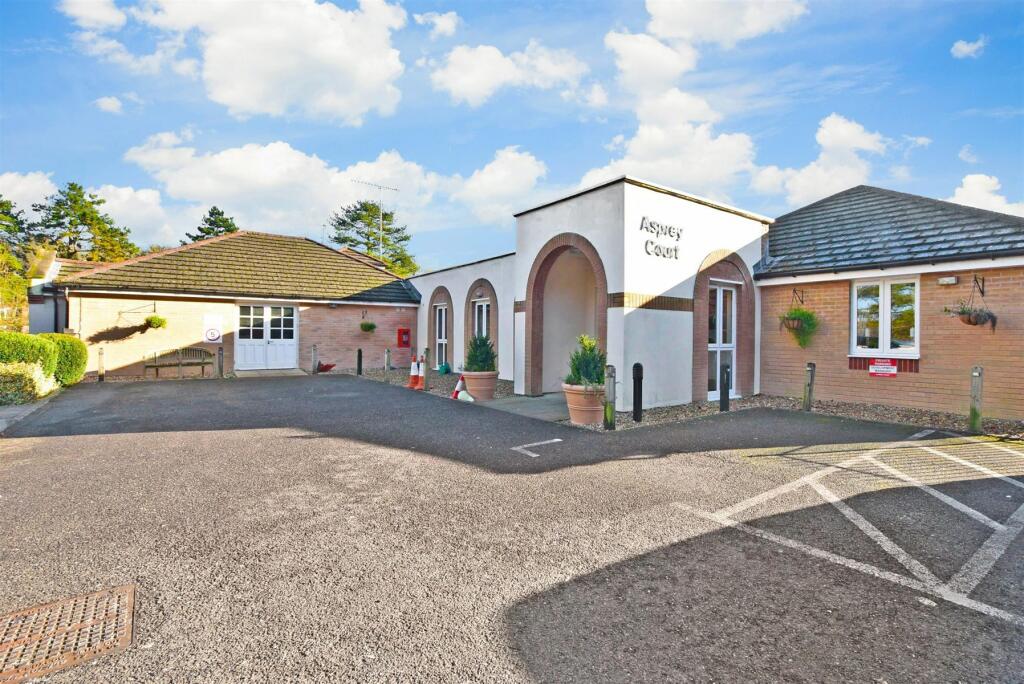 2 bedroom flat for sale in Stafford Road, Caterham, Surrey, CR3