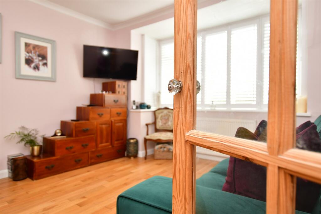 3 bedroom semidetached house for sale in Hamsey Green Gardens