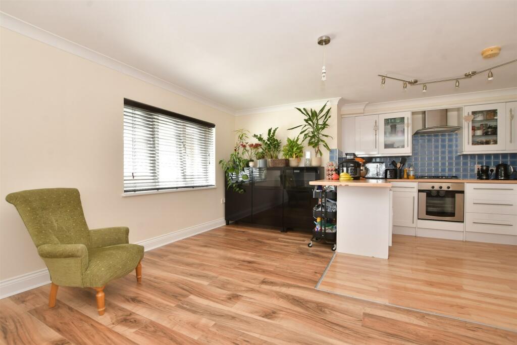 1 bedroom apartment for sale in Godstone Road, Whyteleafe, Surrey, CR3