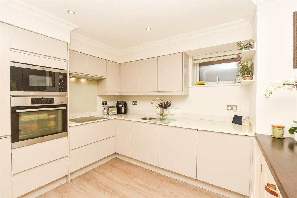 Additional property image - Station Approach, Whyteleafe, Surrey