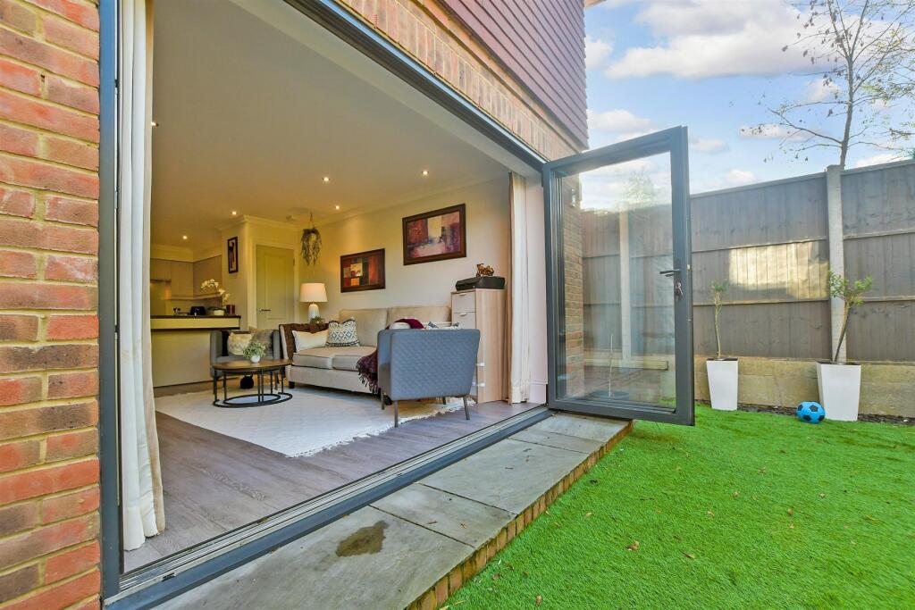 Additional property image - Station Approach, Whyteleafe, Surrey