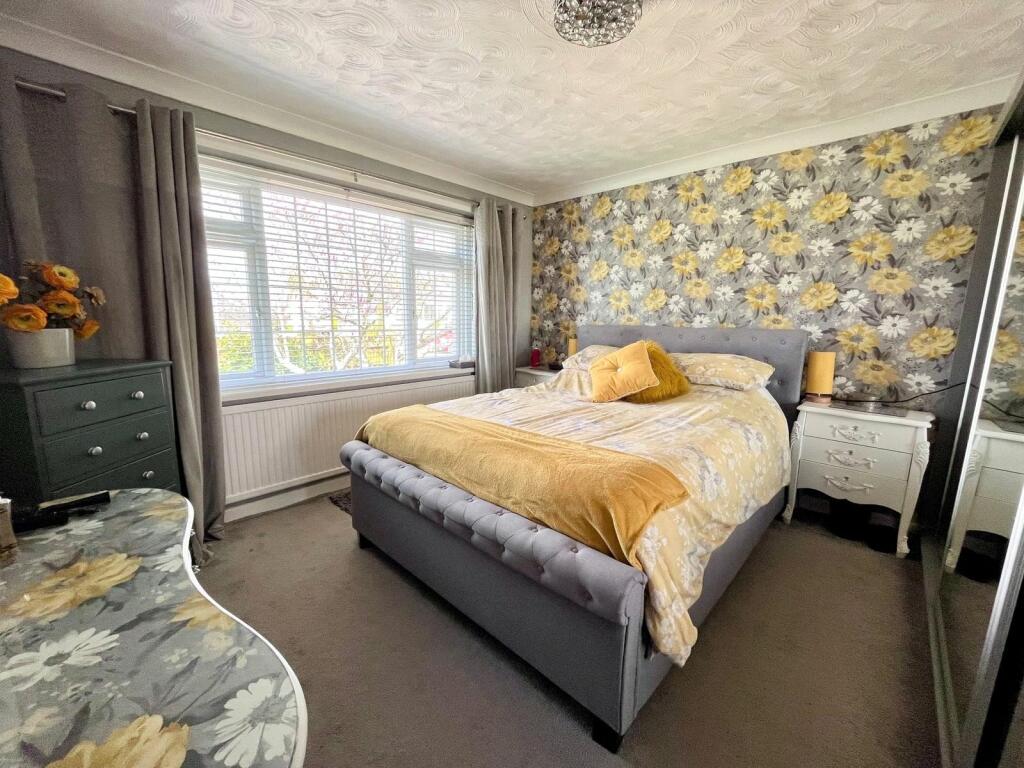 2 bedroom bungalow for sale in Beresford Road, Lymington, Hampshire, SO41