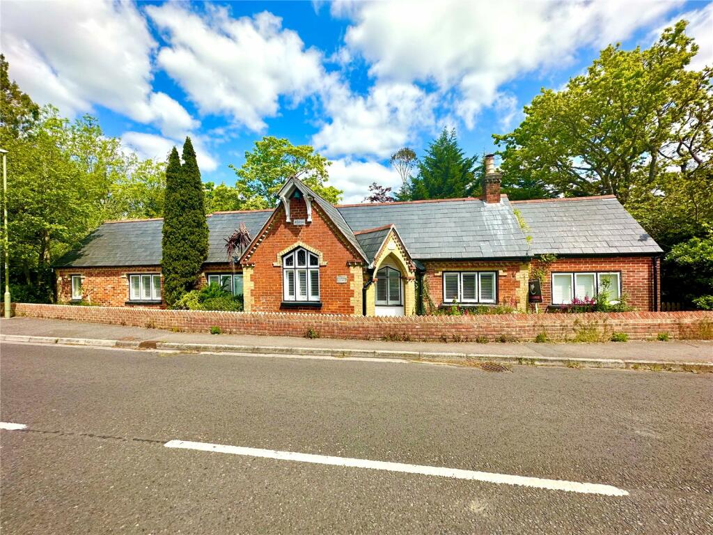 2 bedroom bungalow for sale in All Saints Road, Lymington, Hampshire, SO41