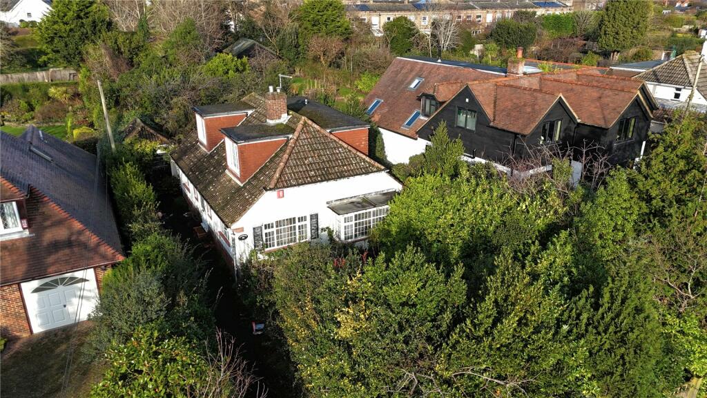 4 bedroom bungalow for sale in Daniells Walk, Lymington, Hampshire, SO41