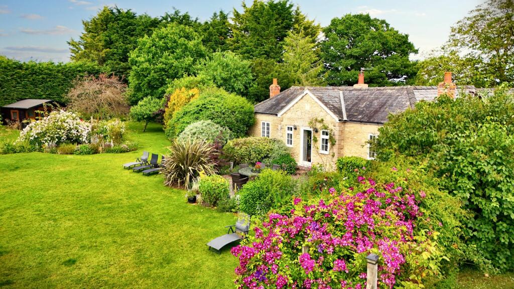 4 bedroom detached bungalow for sale in Bushey Ground, Minster Lovell, OX29