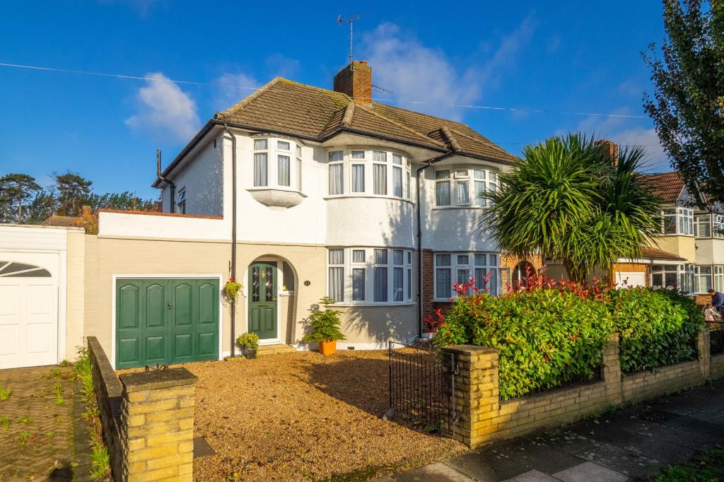 3 bedroom semidetached house for sale in Litchfield Avenue, Morden, SM4