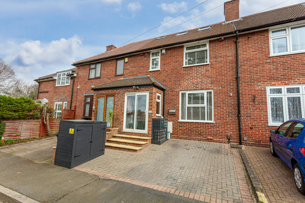 4 bedroom terraced house for sale in Llanthony Road, Morden, SM4
