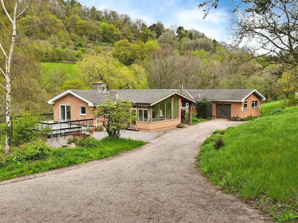 5 bedroom detached house for sale in Far Hill, Llanishen, Chepstow, NP16