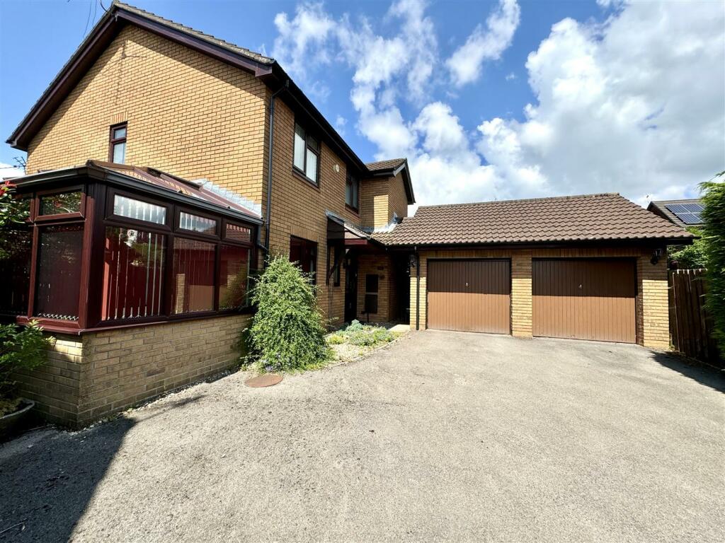 4 bedroom detached house for sale in Mounton Drive, Chepstow, NP16