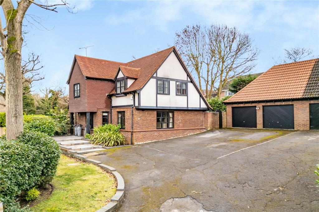 4 bedroom detached house for sale in High Oaks, Langdon Hills, SS16
