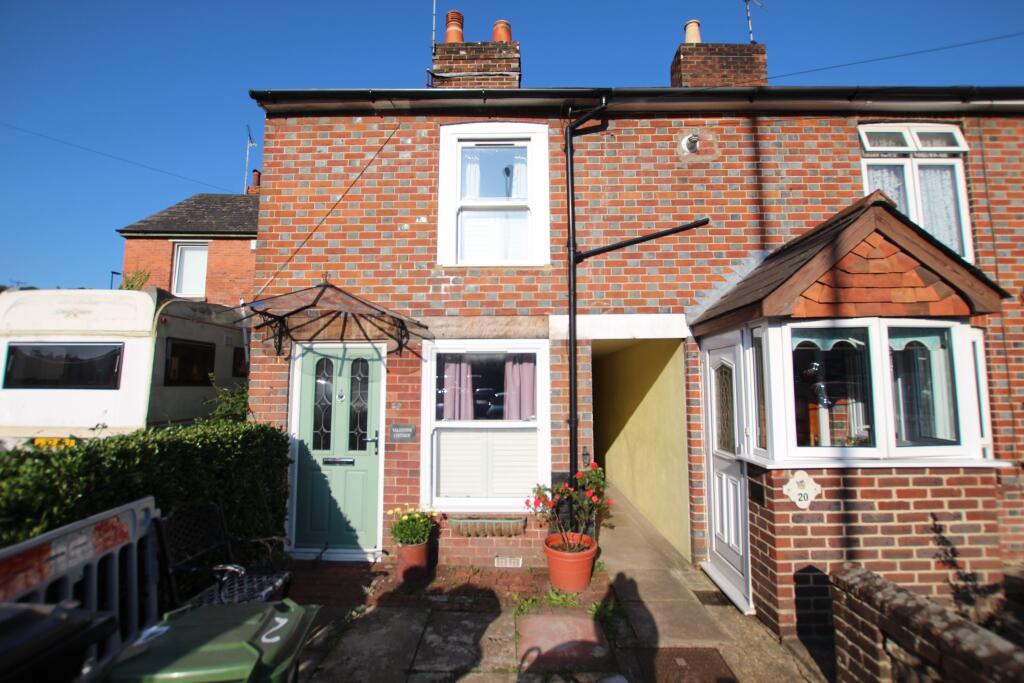 2 bedroom cottage for sale in London Road, Horndean, PO8