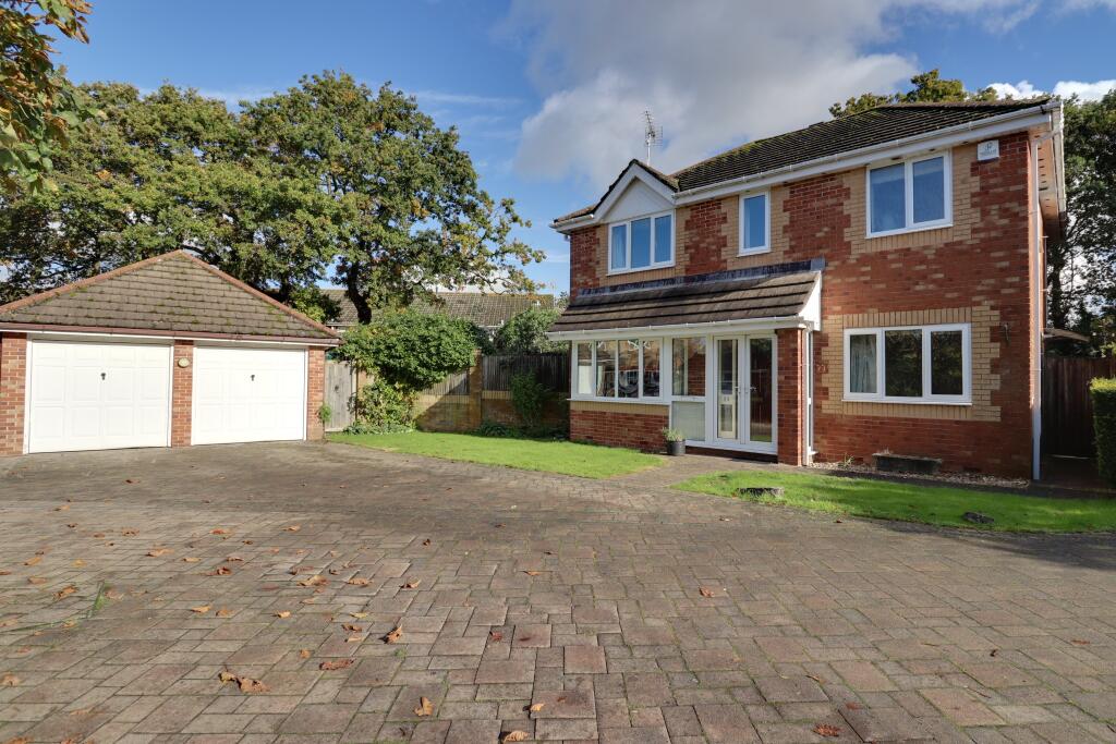 4 bedroom detached house for sale in Everglades Avenue, Cowplain, PO8