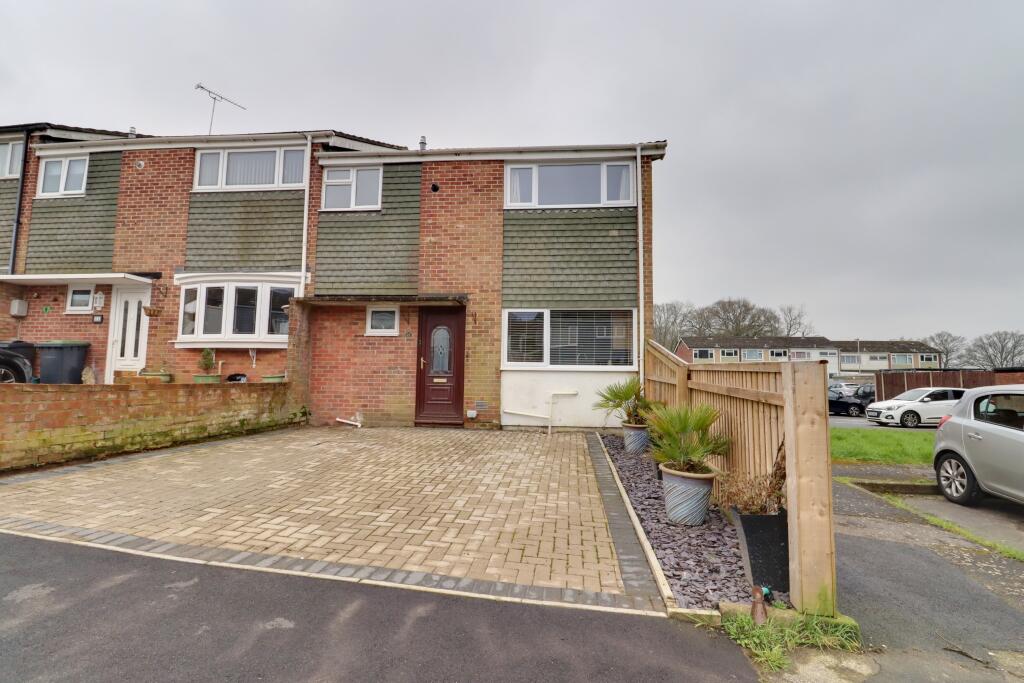 3 bedroom end of terrace house for sale in Pyle Close, Cowplain, PO8
