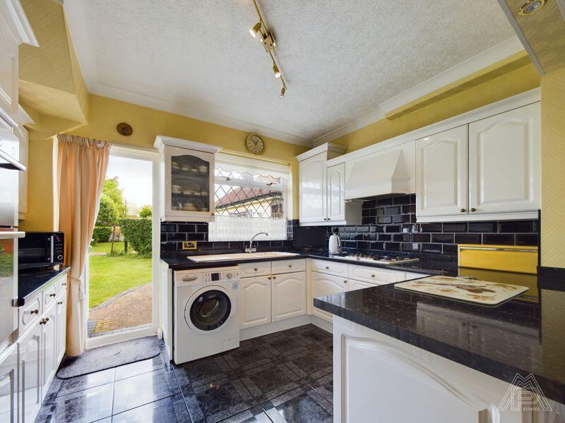 2 bedroom bungalow for sale in South Road, South Ockendon, RM15