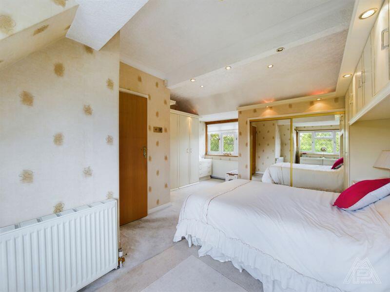 2 bedroom bungalow for sale in South Road, South Ockendon, RM15