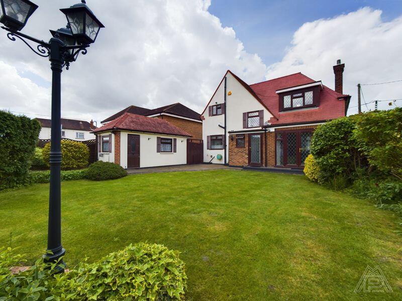 2 bedroom bungalow for sale in South Road, South Ockendon, RM15