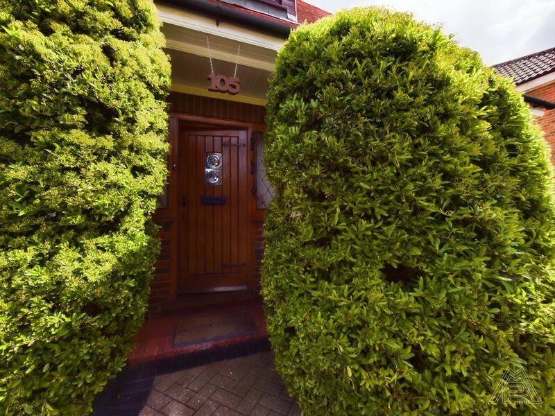 2 bedroom bungalow for sale in South Road, South Ockendon, RM15