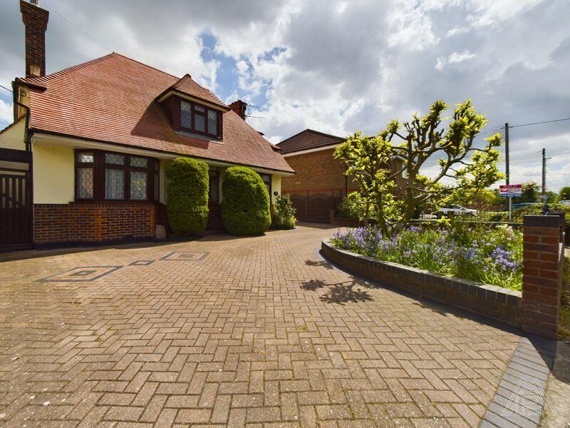 2 bedroom bungalow for sale in South Road, South Ockendon, RM15