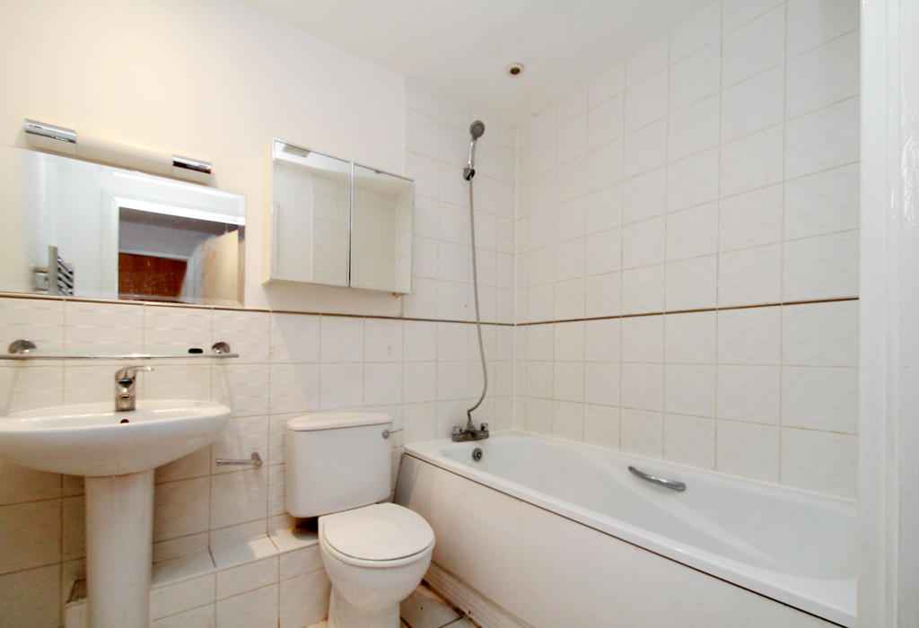 3 bedroom apartment for sale in Riverbank Point, Uxbridge, Greater