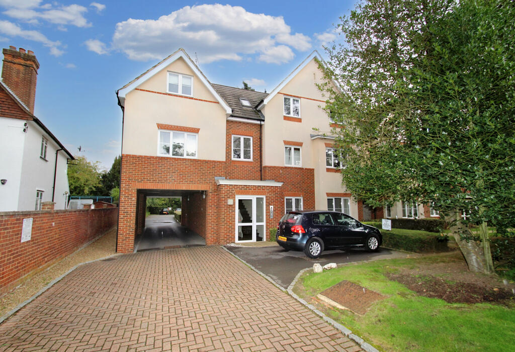 2 bedroom apartment for sale in Overton House, Uxbridge, Greater London