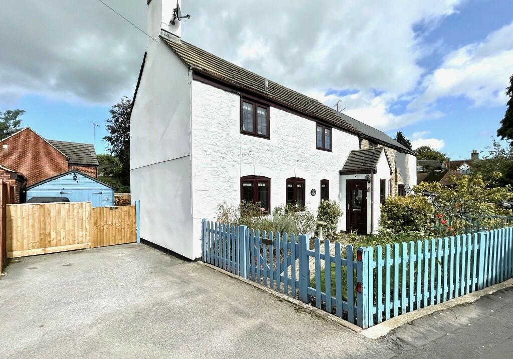 3 bedroom character property for sale in Swindon Road, Highworth, SN6